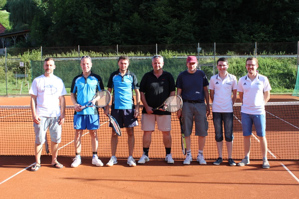 Vor dem großen Finale (von links): Vorsitzender
                    Uwe Hilger, das siegreiche Team Horst Lehmann und Martin Bayer, die Zweitplatzierten Thomas Henke-Schoch und Ralf
                    Huber sowie die Turnierleiter Manuel und Pascal Schmid.